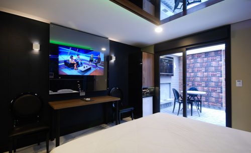 img-suite-50-tons-quo-tv-quo-motel