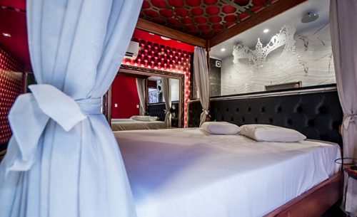 img-suite-50-tons-quo-vermelha-espelho-quo-motel