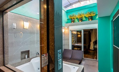 img-suite-bali-parede-de-vidro-quo-motel