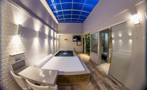 img-suite-piscina-quo-teto-retratil-quo-motel