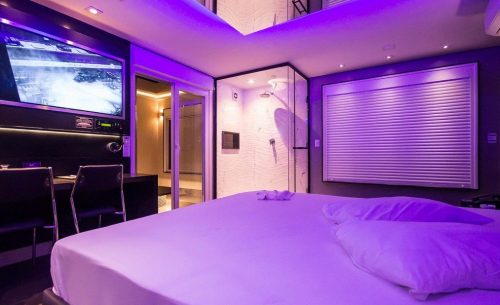 img-suite-swing-interativa-quo-luz-roxa-quo-motel-500x305 img-suite-swing-interativa-quo-luz-roxa-quo-motel-500x305